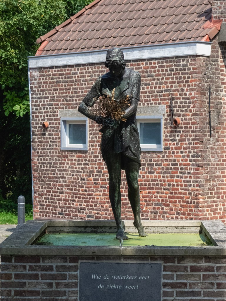 Beeld van een waterkers plukkend meisje in Roborst