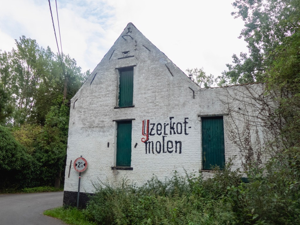 Een wit gebouw waar Ijzerkotmolen op staat