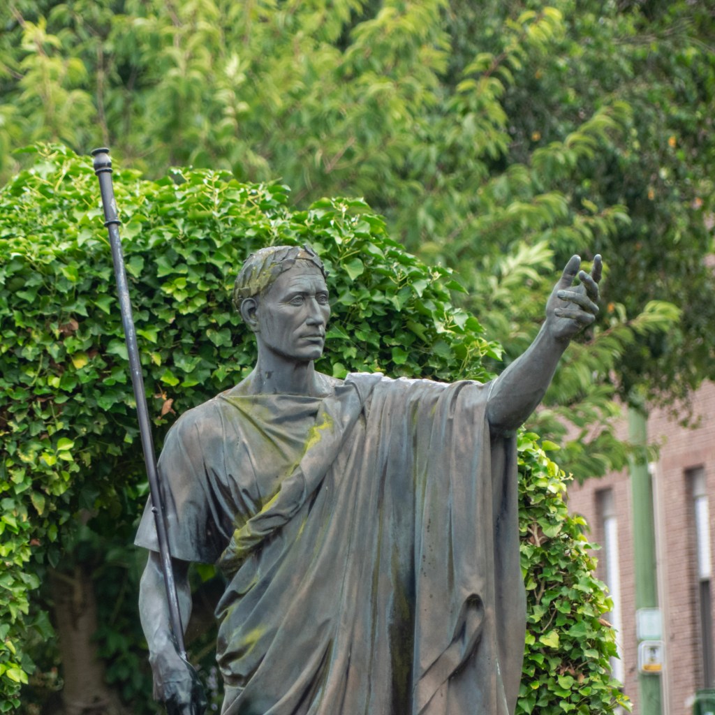 Een standbeeld van Julius Caesar dat om onbegrijpelijke redenen in Velzeke staat